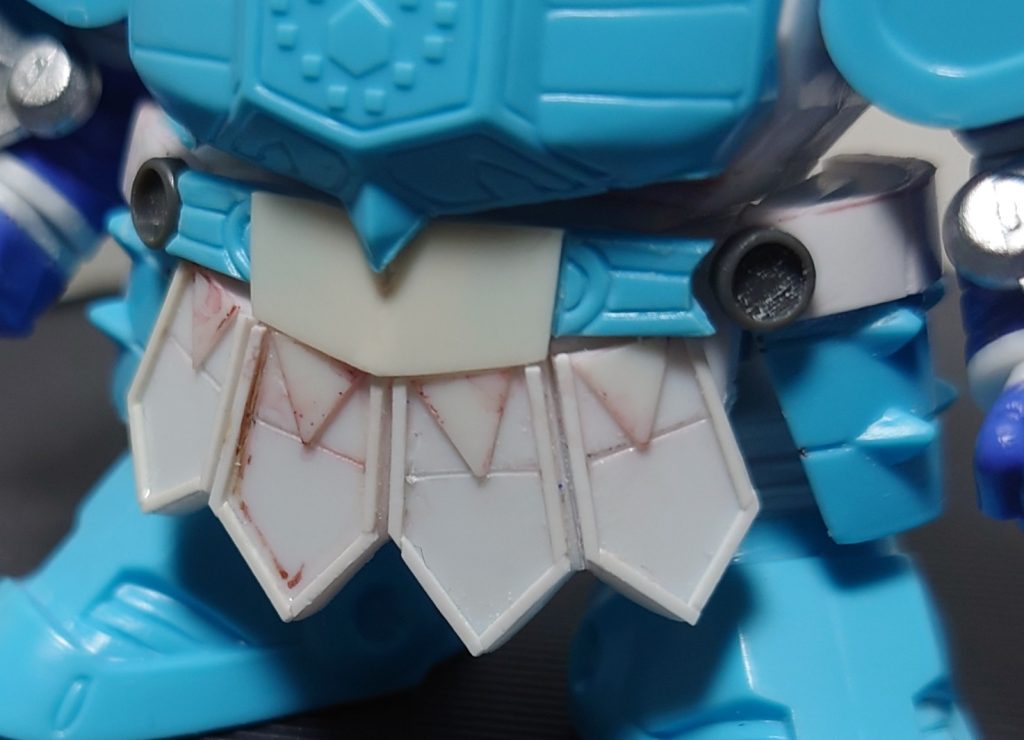 各種プラ材で形を出しています。サイドアーマーは同梱のフルアーマーの肩パーツを加工しています。色々考えてアイデアを出すのが一番大変ですね（笑）。