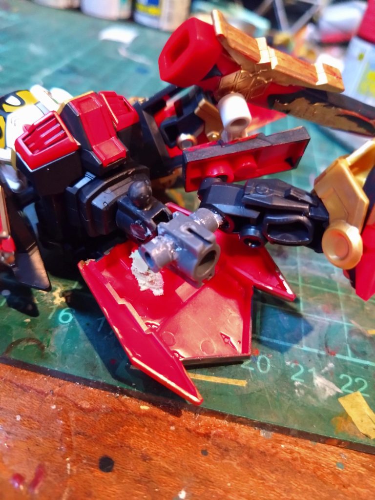 下半身の拡張工事の画像になります　　　　　　　　　本来の下半身パーツの足の付根を切り飛ばし、もう一つ分の下半身をディスプレイ用差し込み穴同士で接続しています。　　　　　　　　　　　　　　　　下部に取り付けた接続軸のままだと足が内股にしか出来なくなったのでビルダーズパーツの接続軸を加工してボールジョイントを新たに取り付けてます