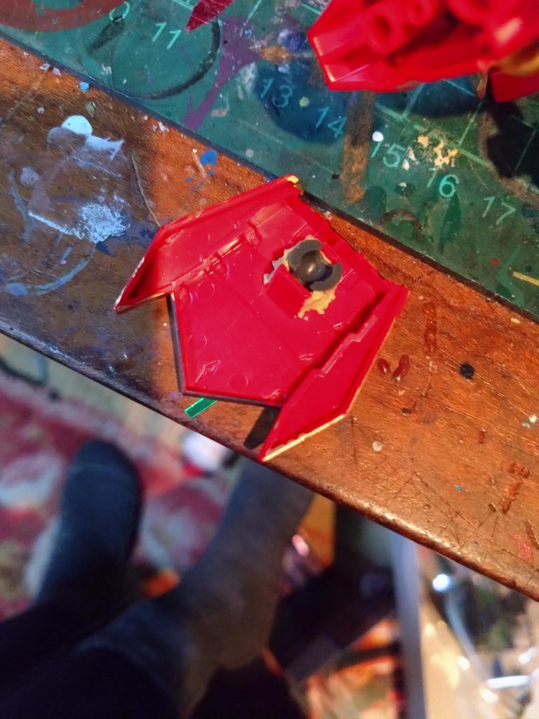 リアスカートは本来の差込口にボールジョイントを差し込むことで可動式にしてみました。