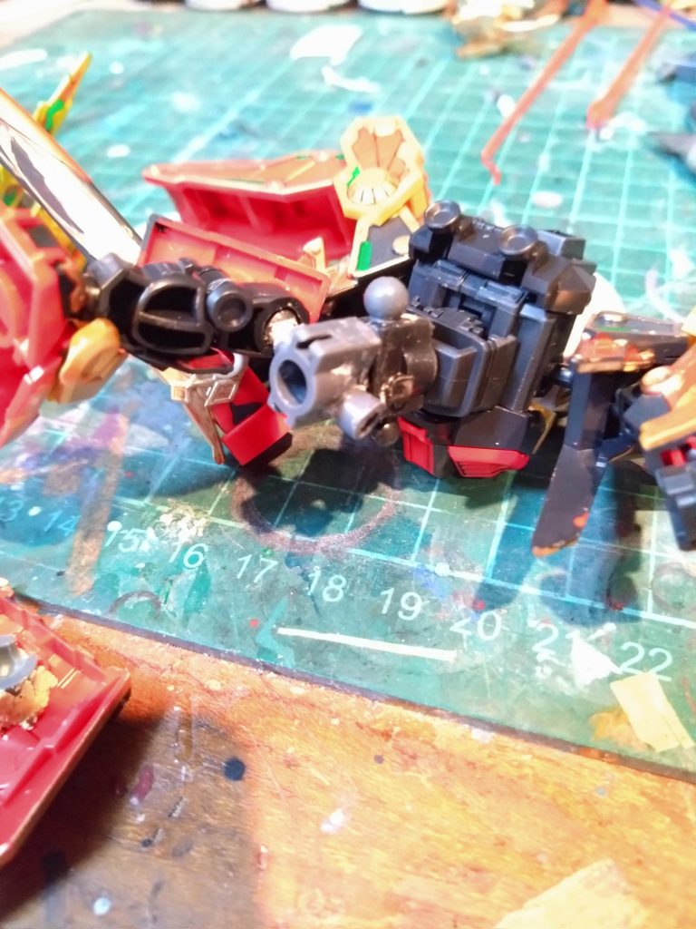 本体の腰に相方を仕込んで完了　　　　　　　　　　最初は上方向に取り付けたのですが、バックパックとの干渉で余り可動しなかったので再度下にズラして加工し直しました。