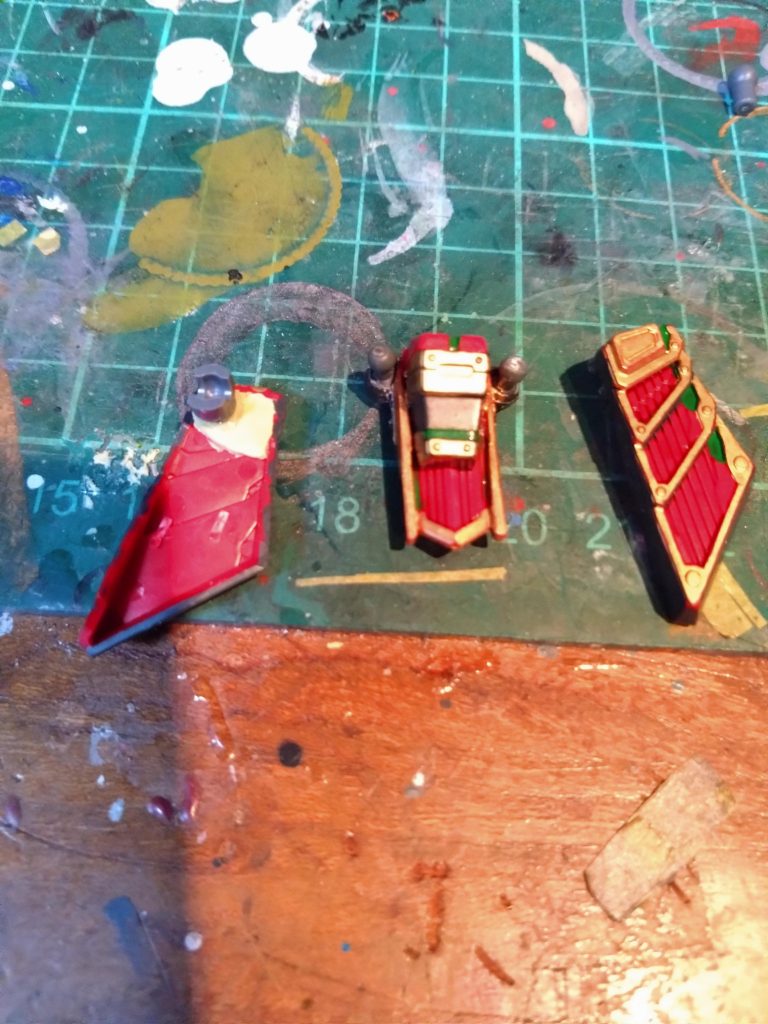 フロントスカートは固定式だったものを切り取り、内部アーマーの一部を残して切り取り、そこにボールジョイントにて可動式に変更しています