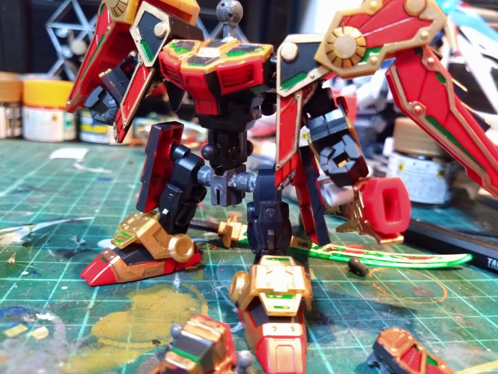 そうすることで頭身が少し延長プラス足の付根干渉部が無くなるため前後に大きく可動出来るようにしました。　　　　　　　　　　　　　　　　　　　また、首の軸を延長することで最大の問題だった兜のハズレやすさの解消とポージングの幅を広げてます