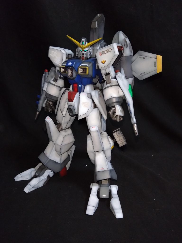 前面　　　　　　　　　　　　　　　　　　　　　　　バックパックの巨大ユニットを廃止、付属の武装を携行武器に変更しています。