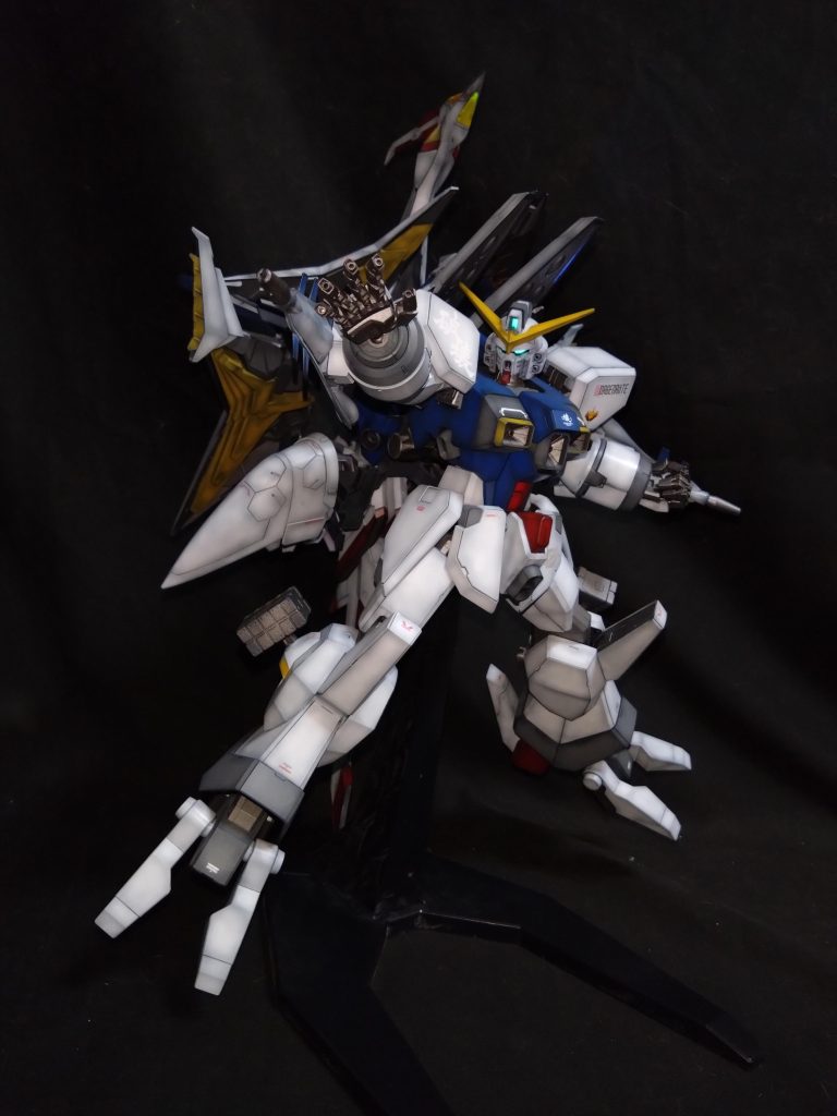 フライトストライカー形態　　　　　　　　　　　　　本来の背面ユニットに代わり、高速飛行用ストライカーを背負わせた形態になります