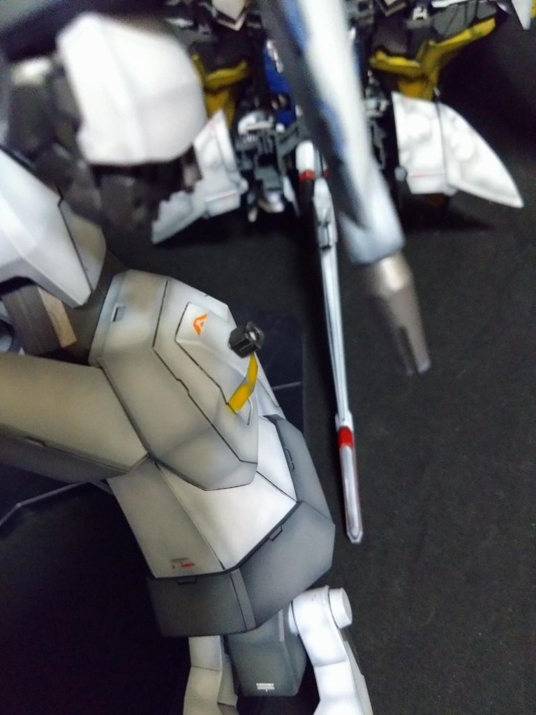 外装取付は各所にアタッチメントを増やし、軽装形態時には追加武装を取付けておりそれを外すことで装着できるようにしてます