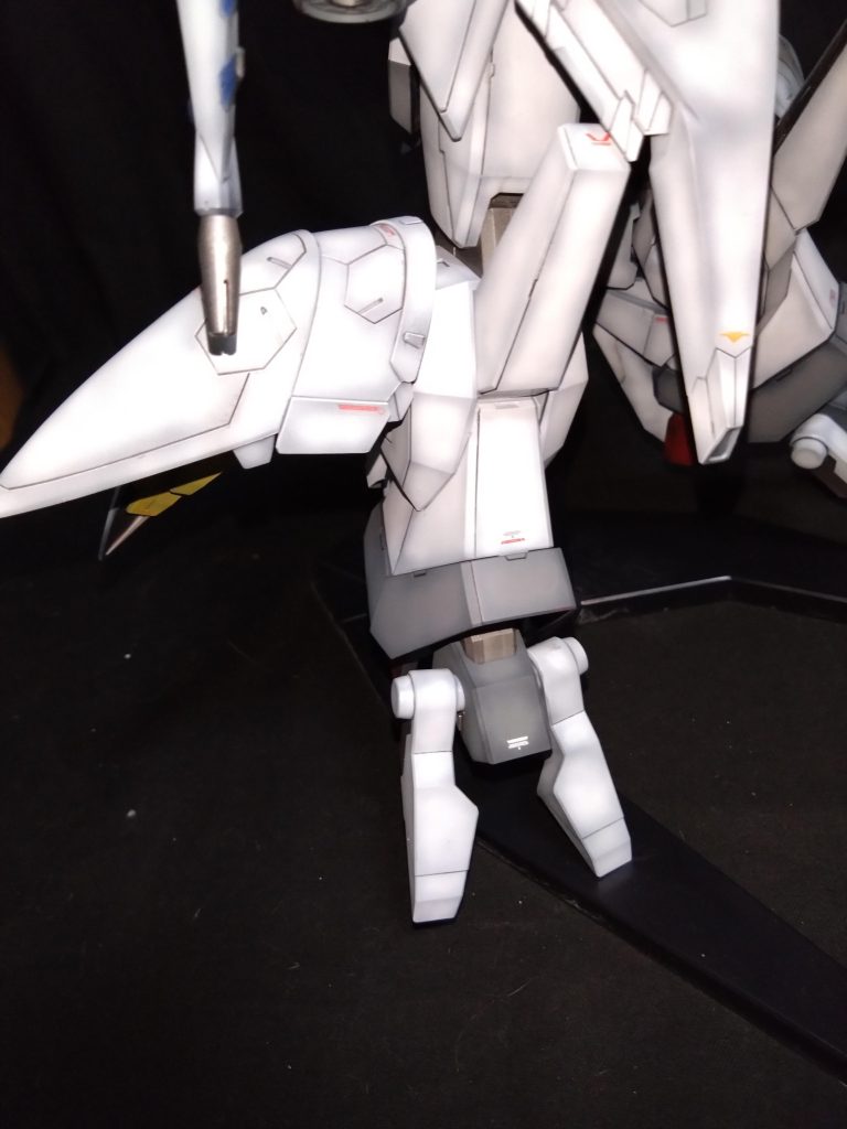 側面ユニットはミサイルポッドの接続軸に取付るようにしています。　　　　　　　　　　　　　　　　丸軸にて接続しているので角度つけも可能にしてます