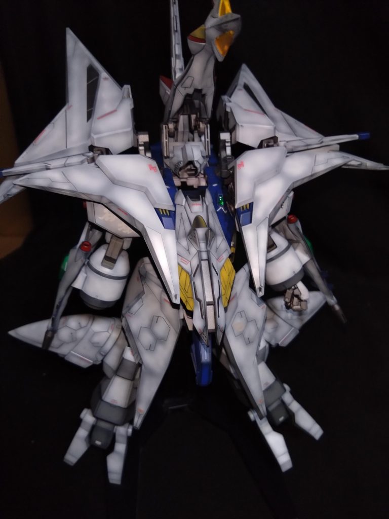 胸部アーマーの外装の一部を外すことで上半身のアーマーの取付可能にしてます