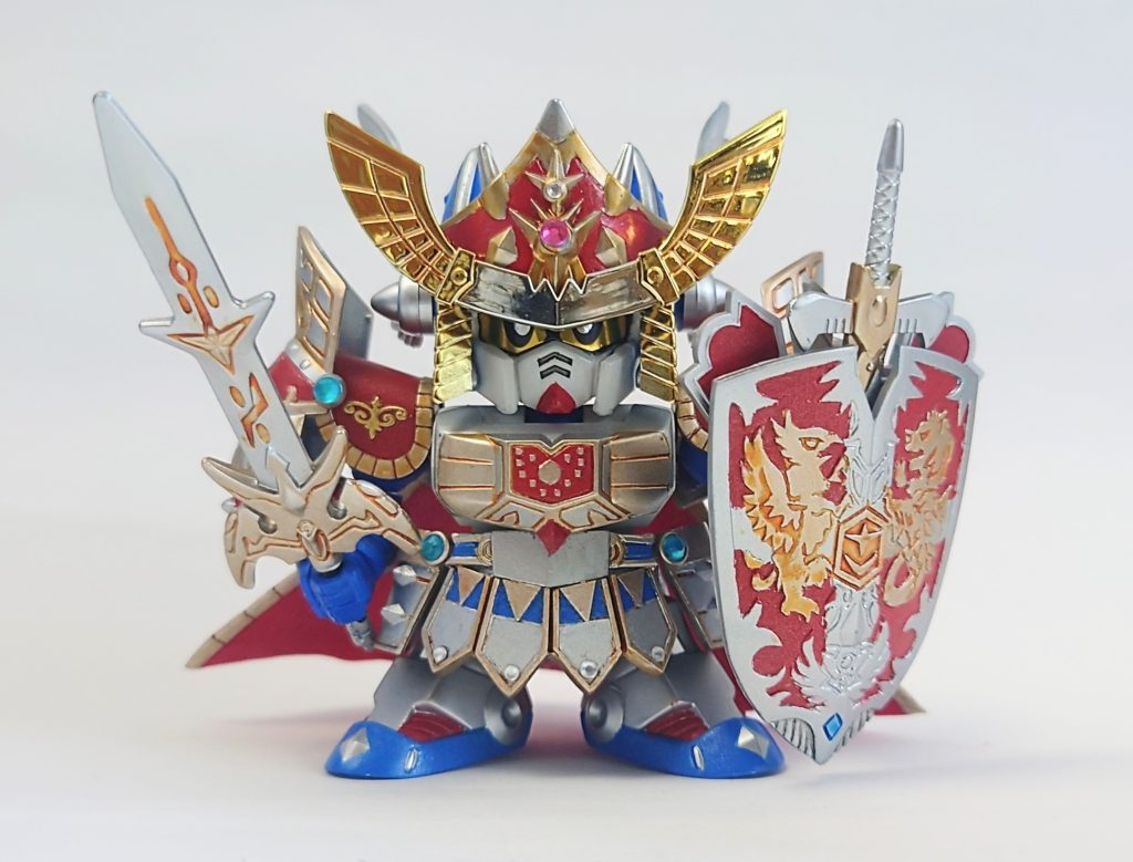 肩のマークは100均のネイルシール、各所のクリスタルパーツも100均のデコシールなどから採用しています。キングキャリバー、シールドを装備するとドッシリとしたキングの姿に！