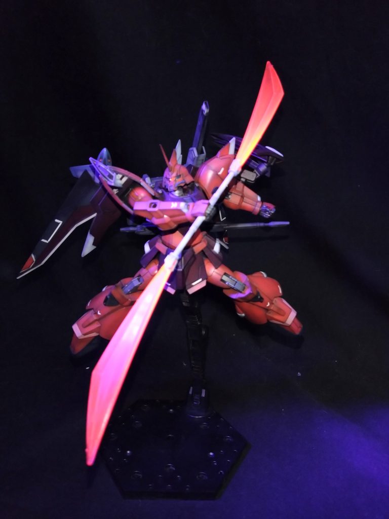 ビームサーベルのエフェクトには蛍光塗料により発光できるようにしました