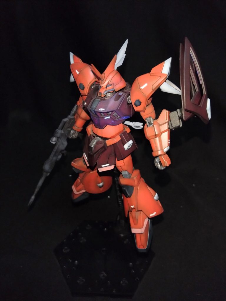 本体バックパック無しです　　　　　　　　　　　　　シールドの取付軸を可動式アームに変更する事で装備したままの格納と展開、腕裏へのマウントも可能にしました　　　　　　　　