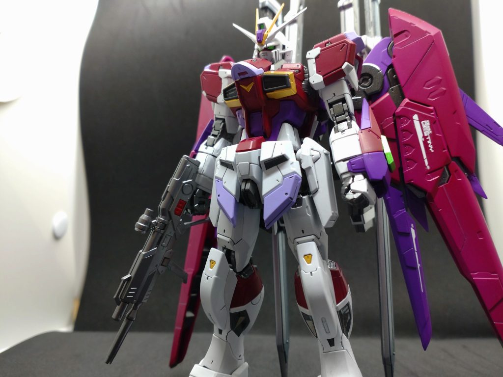 アオリから。今回は白の上にクリアシルバーを吹いてつや消しでトップコートしたのですが、写真だとあまり伝わらない… 