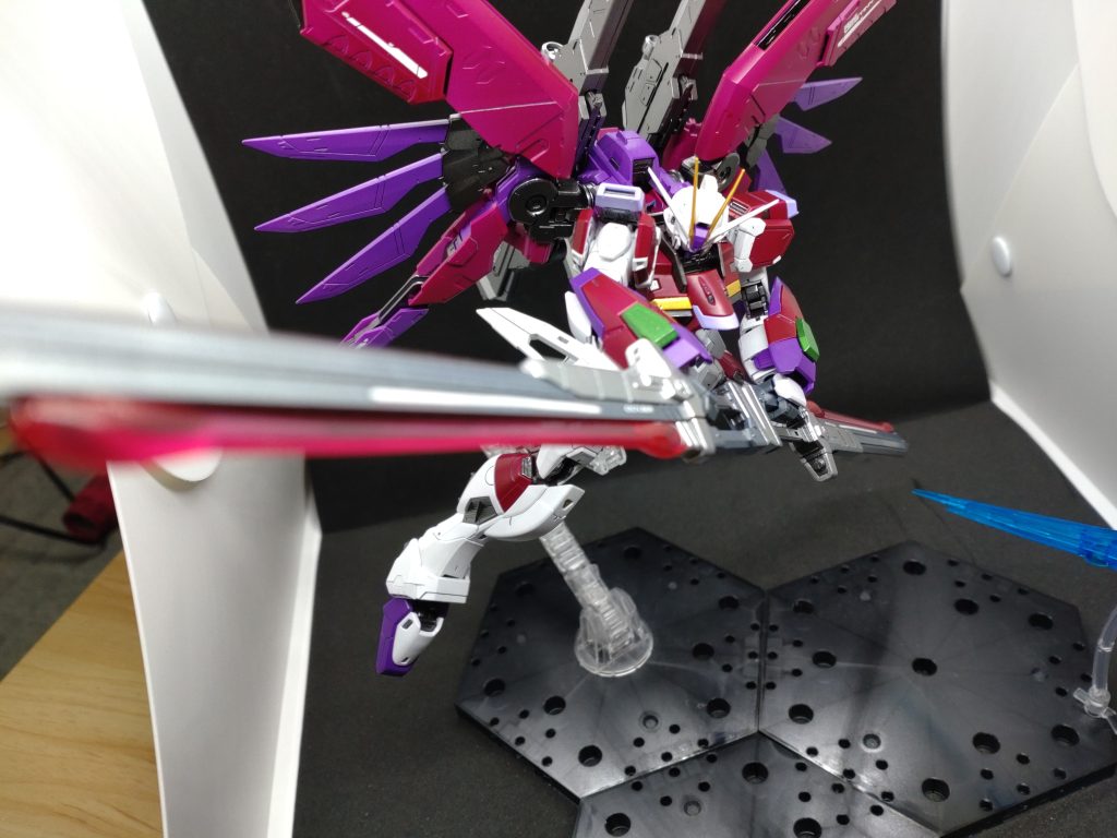 メイン写真。エクスカリバーは連結するとMGEXストフリの連結ライフルより大きくなります。なので迫力満点でかっこいい。水色の所はアイスシルバーで塗りました。カラーガイドです。外装はグレーサフからはじめました白:EXホワイト→クリアシルバー→つや消しグレー:コールドホワイト→つや消し赤紫:マルーン（ワインレッド)→半光沢紫:ニンジャパープル→半光沢金:黒サフ→スターブライトゴールドフレーム:黒サフ→スターブライトアイアン