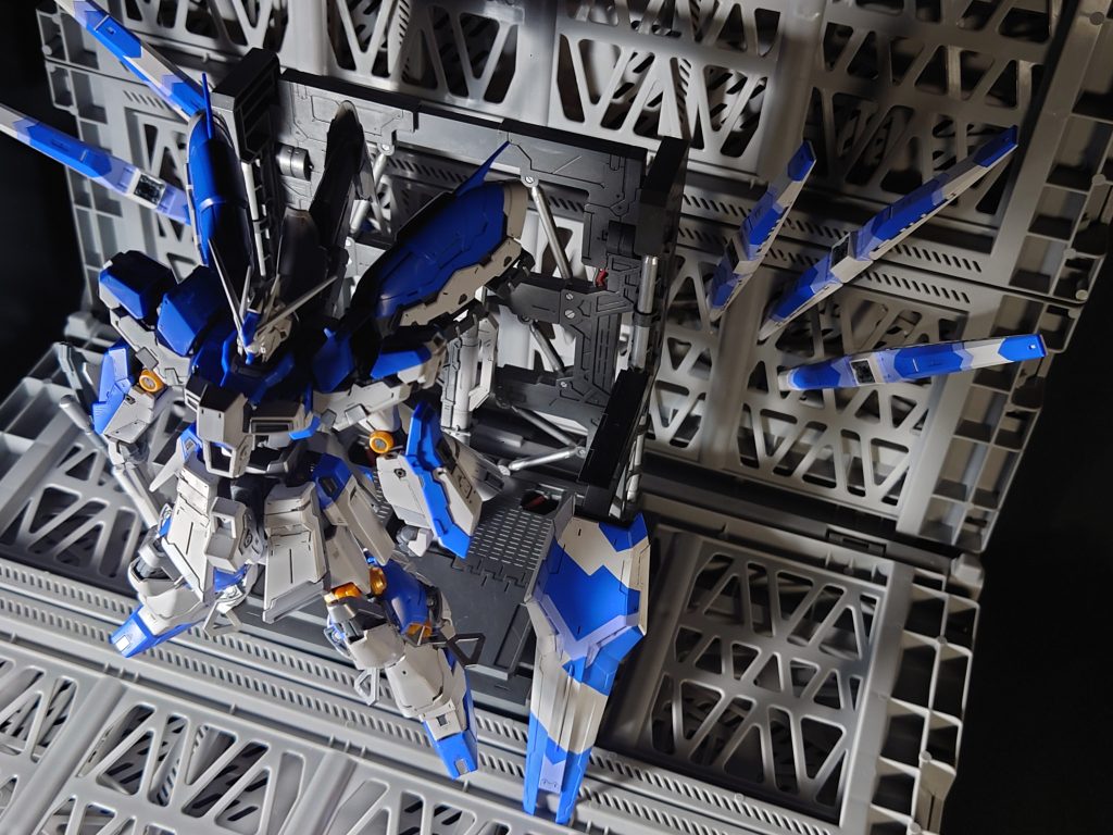 無重力下の出撃準備をイメージ。