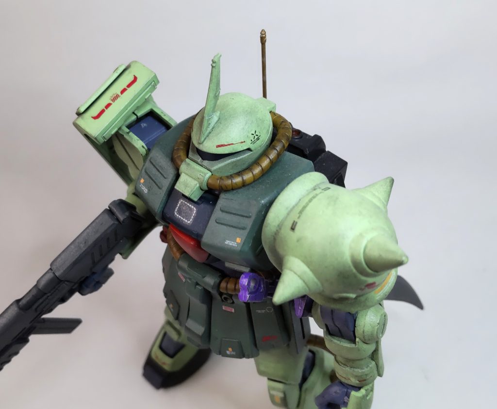 頭はビルダーズパーツの角です