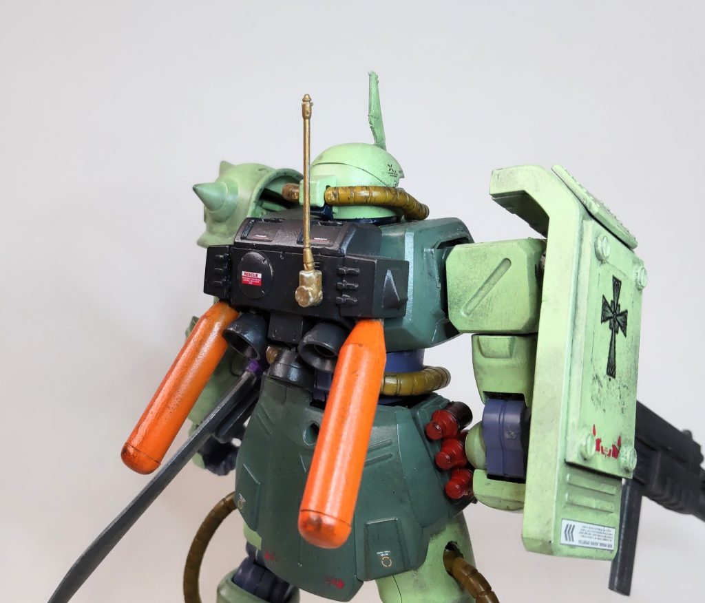 あとはバックパック。ビルダーズパーツのアンテナにプロペラント・タンクを追加。統合整備計画の機体ってプロペラント・タンクのイメージが強いんですよね。リック・ドムⅡしかりゲルググJしかり。ザクⅡ改は短時間ホバーできるパワーはありますが、稼働時間が前より減っています。なので単純にタンク付けたらっ？て発想で足しちゃいました。冒頭の通り第一幕ガンプラは揃いましたので、これからはデジラマストーリーに専念し、そう遠くない日に次は出せると思います<(｀･ω･´)次回は最後に登場した地球連邦軍対空火器をご紹介します。アレってガンプラ?って思うかもしれませんが立派なガンプラです‼また見てくれたら嬉しいです(人∀・)ﾀﾉﾑ