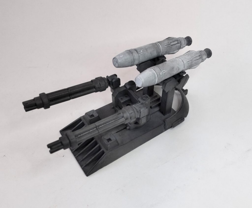 ご覧いただきありがとうございました_(_^_)_対空火器の描写が少なかったなと少し反省しつつ、前回から戦闘シーンはかなり力を入れてます∠(`・ω・´)あと少し懐かしい機体とパイロットが再登場しました。今回紹介のガンプラはHGUC?地球連邦軍対空兵器90mmビームガトリングガン・対艦ミサイルです!前回登場したミサイルはコイツの物です。前に08小隊スピンオフでトーチカが登場しましたが、その並びと同じ感覚です。ストーリーにするとどうしてもMS戦だけだと話しが作りづらいので、このようなものも作ります(^O^)