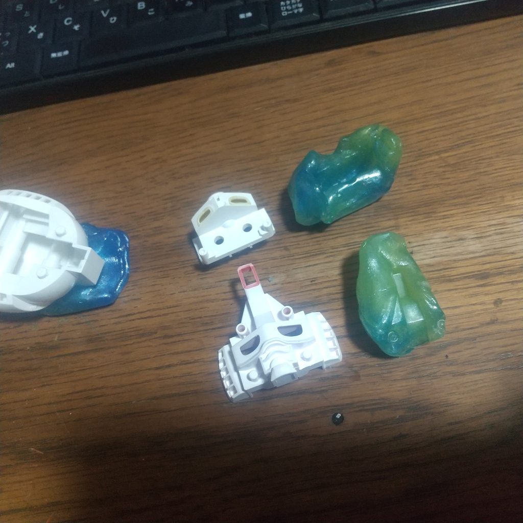 100均のお湯粘土で型取りしてから光らせたい部分を切断・穴あけ。