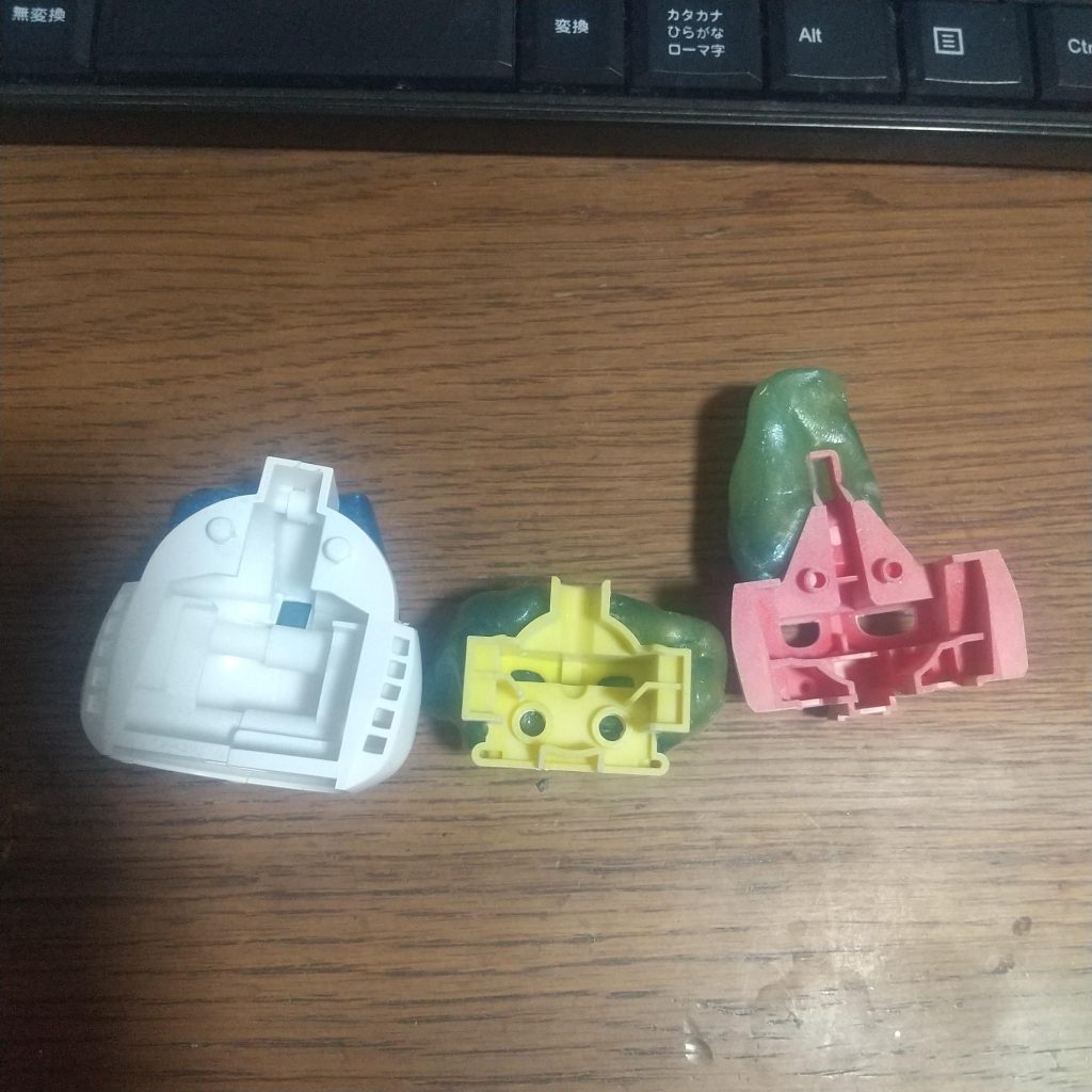 型取りして固めてあるお湯粘土に穴あけ加工したパーツを合わせ、これまた100均レジンを流しUVライトで固めて完成！