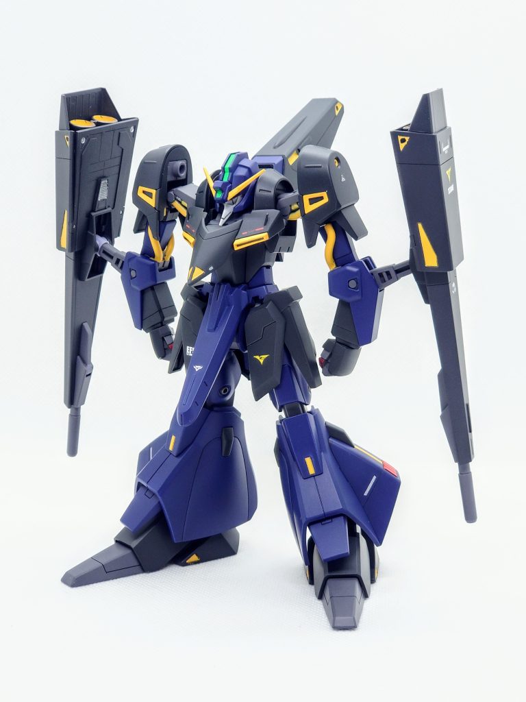 スタイルは首、足を1mmずつ延長しました。サイドスカートをプラ板を貼って大型化し、相対的にウエストが細く見えるようにしています。