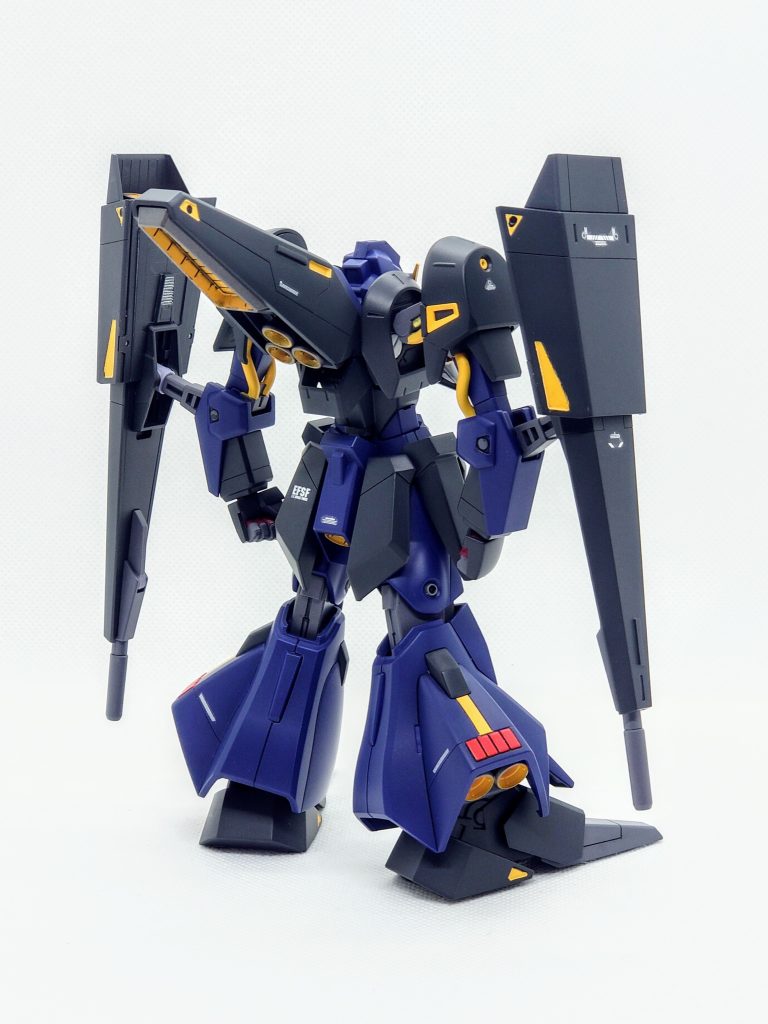 背面脚は合わせ目のラインを変更し、段落ち処理にしています。