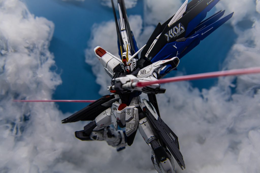 二刀流でセイバーをボコボコにするあたりのポージングをやろうとしたんですが全然うまかいかずただかっこよさげな感じで撮りました！フリーダムパイセンイケメンすぎる・・！