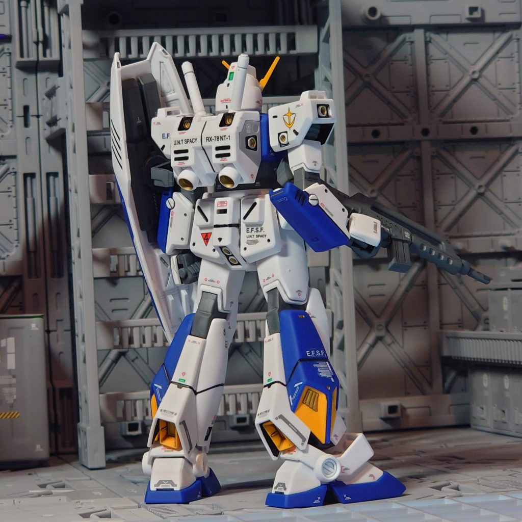 いつもはフレーム部分は黒サフなのですが、今回はニュートラルグレーにしてみました。バックショットもデカール貼りまくってます。