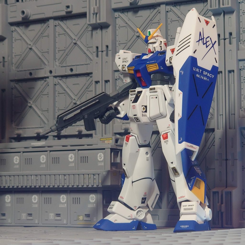 さて、完成したアレックスです。シンプルな機体ですがカッコいい。作成はいつものように墨入れ、合わせ目消し、デカール、艶消しトップコートです。