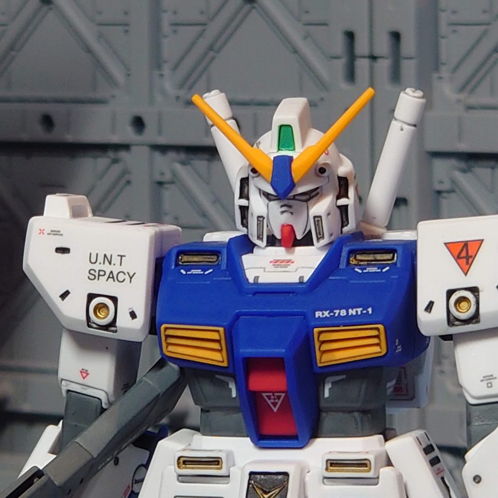 ショルダーアーマーとバックパックのスミ入れが上手く行かず仕上がりが良くないですね。スミじゃなくてしっかり塗料で塗れるようになりたい。