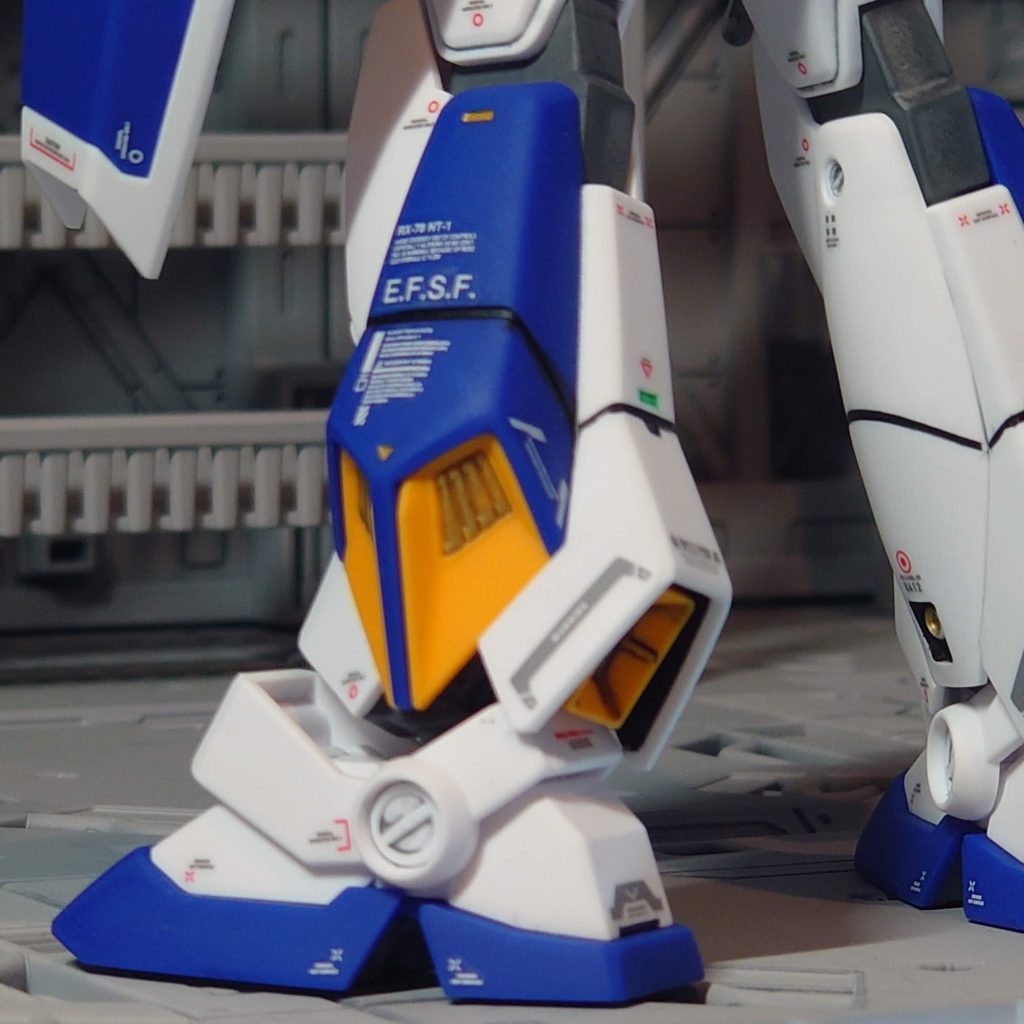 お気に入りは脚部スラスターのデカールです。ハイキューパーツとMG用アレックスのデカールを組み合わせました。各部のスラスターはガンダムマーカーゴールドで塗ってアクセントにしてます。