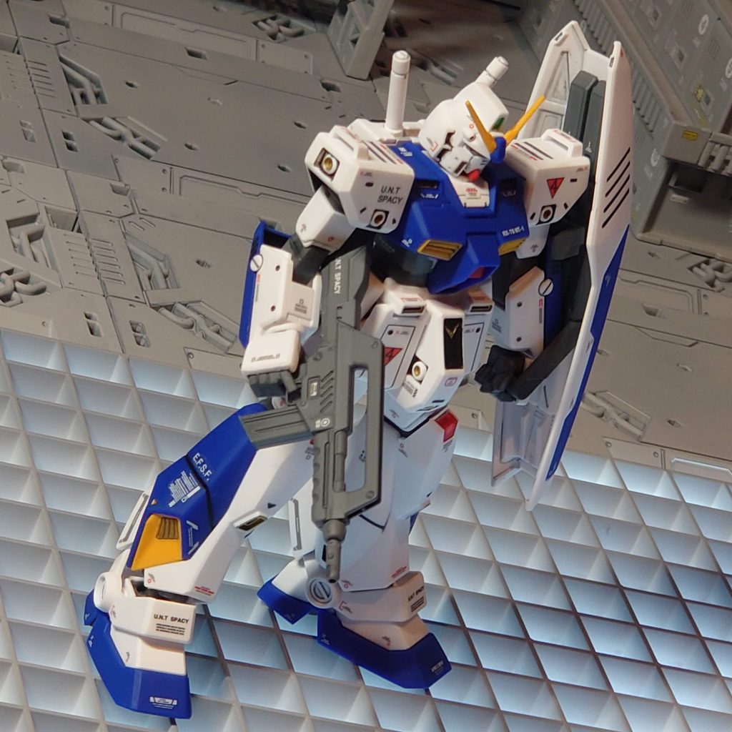 ライフルもニュートラルグレーに墨入れデカール艶消しトップコートで仕上げました。ちなみに説明書もよく読まずに進めた結果、腕部のガトリングはオミット(笑) 間違えて接着してしまったので諦めました。チョバム・アーマーはまたの機会に。「ポケットの中の戦争」は名作ですよね。次回はおそらくケンプファーの予定です。