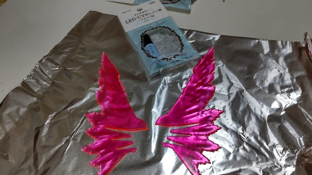 まずは百均のUVレジンで形状を変更します。目指す形にもよりますが分量としては片方に一本ぐらいかと。日光に当てると固まりますので、充分な硬さになったらハサミで形を整えていきましょう。