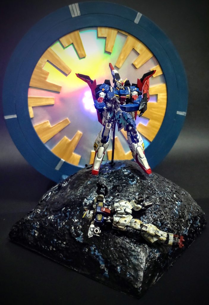 グリプス2のキラキラ部分は透過性素材で、後ろからライトを当てることによりコロニーレーザー感を出すことが可能です。