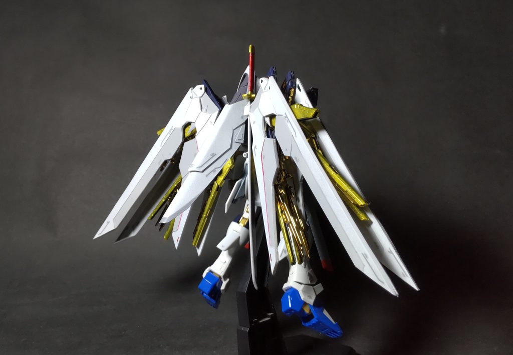 背面から。ポロポロ落ちやすかったフツノミタマは略式の鞘を作成。え、MSの可動域じゃ抜けないって？シールドがビュンビュン飛び回ってる世界なんだし何とかなるっしょ（）