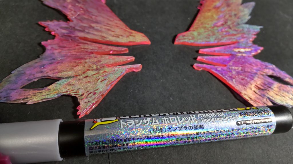 好みの形になったら塗装していきます。今回使用したのはSNSで話題になった「トランザムホロレッド」です。ベタ塗りでも良かったのですが、せっかくペンの形をしているので羽根を描くように塗ってみました。