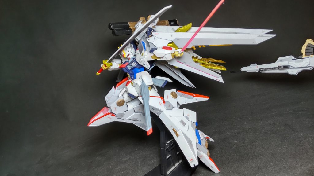 監督曰くゼウスシルエットはデスティニー、アカツキの他にもストフリ、インジャクラスの機体なら使用できるとのこと。なんだ使えるじゃん！まぁシンの事だからキラには喜んで貸すけどアスランにはクッソ渋ると思いますけどね。