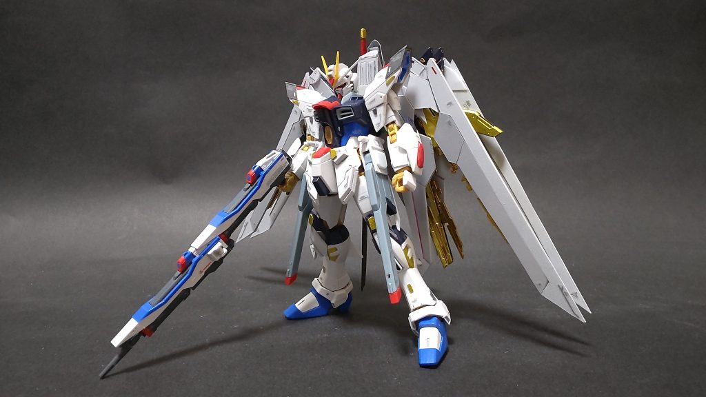 頭部とプラウドディフェンダーの基部、羽根、ライフルにRGストフリを使用。設定を意識して作成した前作よりもかなり自分好みにアレンジしています。