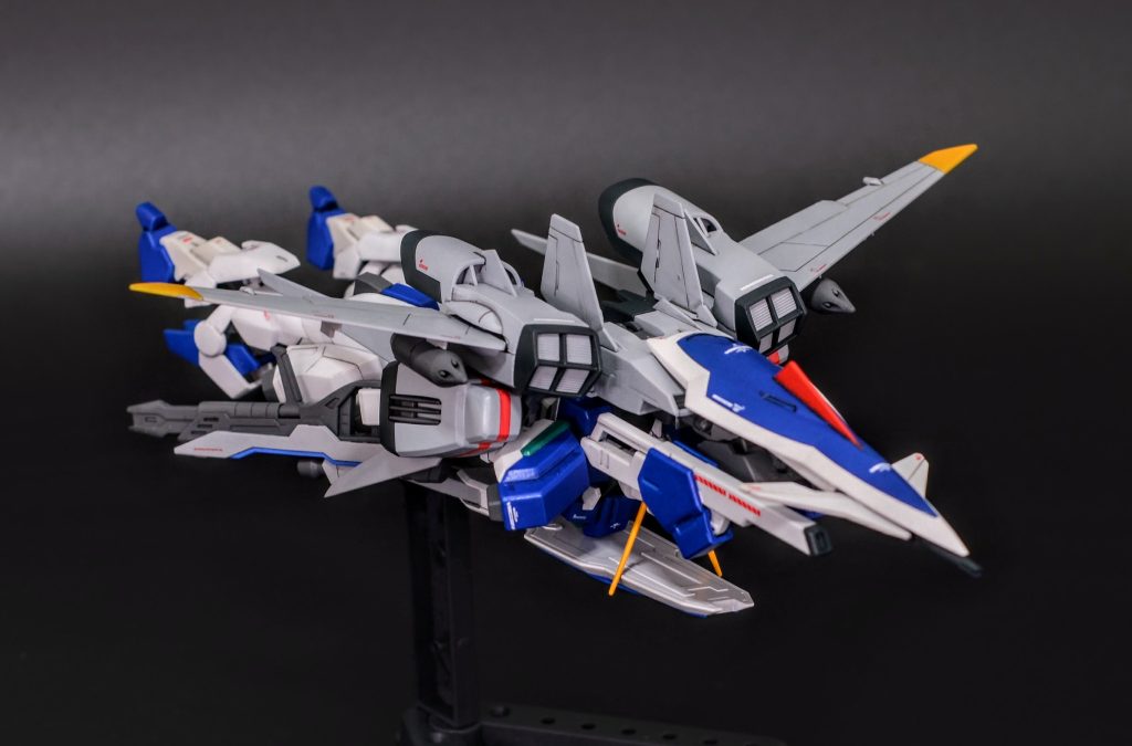 機首に背面のビームキャノンを配置しているのでこの形態での攻撃力も維持しています