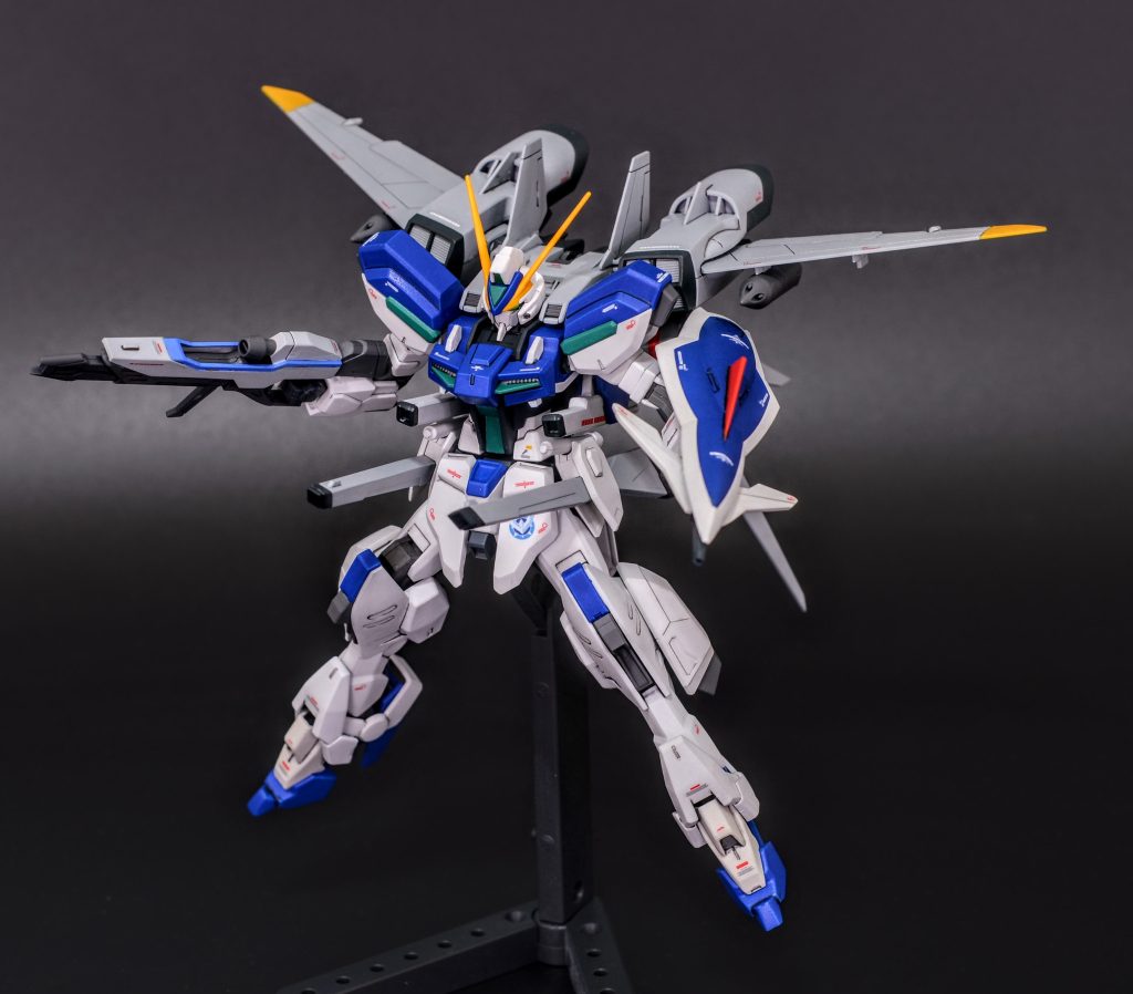 背面の超高ビーム砲は脇下から前方に向けることができます