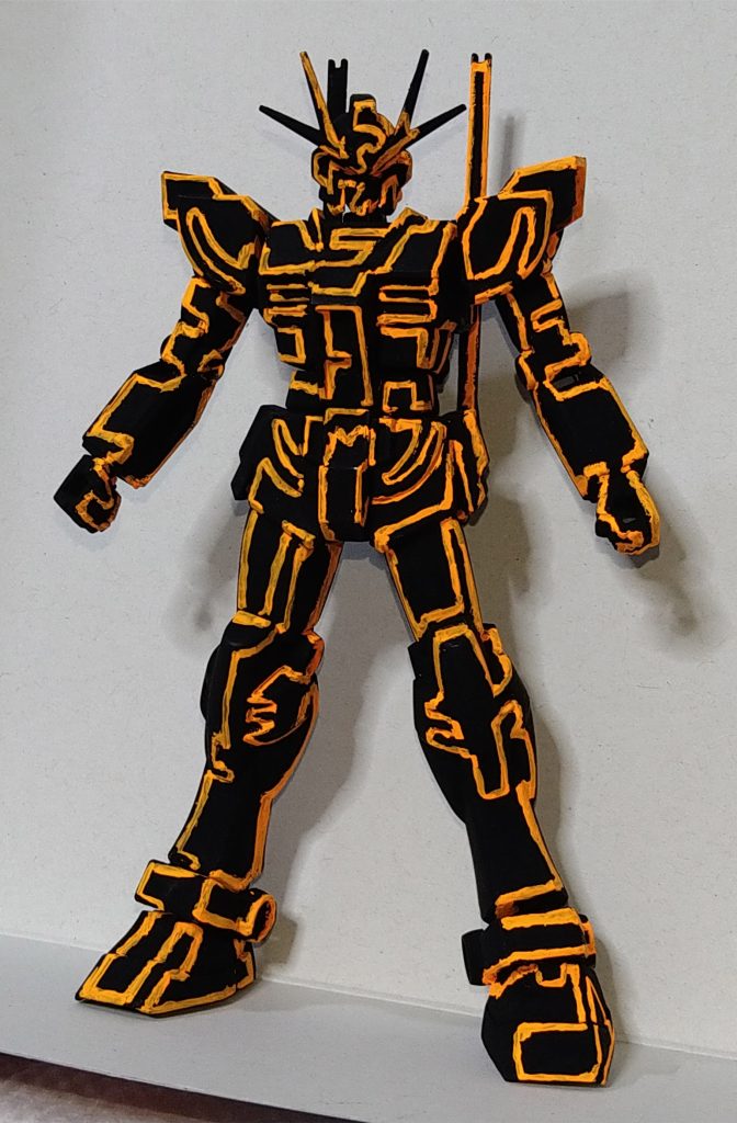 黒背景撮影が失敗していたので箱裏でテスト撮影した完成状態です。判り辛いのですが、左腰アーマーから背中の武器を通り左脇→左腕を通り、左肩から再び背中武器を通過しています。撮影角度が悪くて右脇腹、肩部分等の段差の線がシッカリ見えておりませんが奥の方まで塗り込んで線の色は入れています。