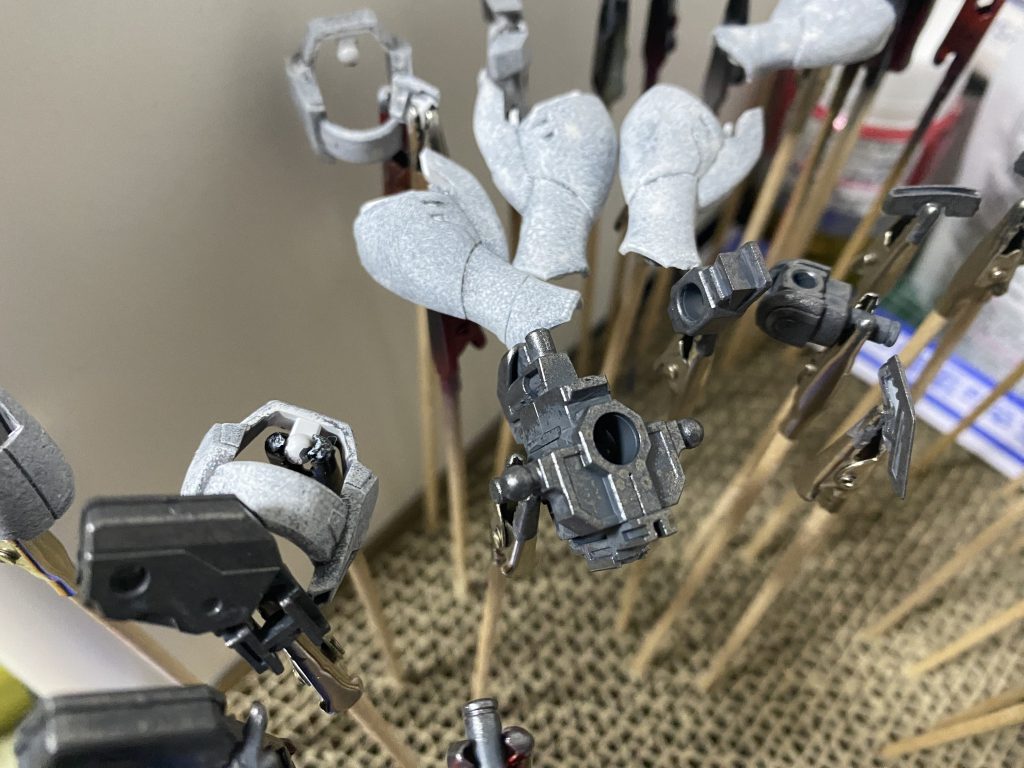 ベースグレーベタ塗りの後、白をスポンジポンポンした脚部分です😅全然制作中の写真撮ってない笑