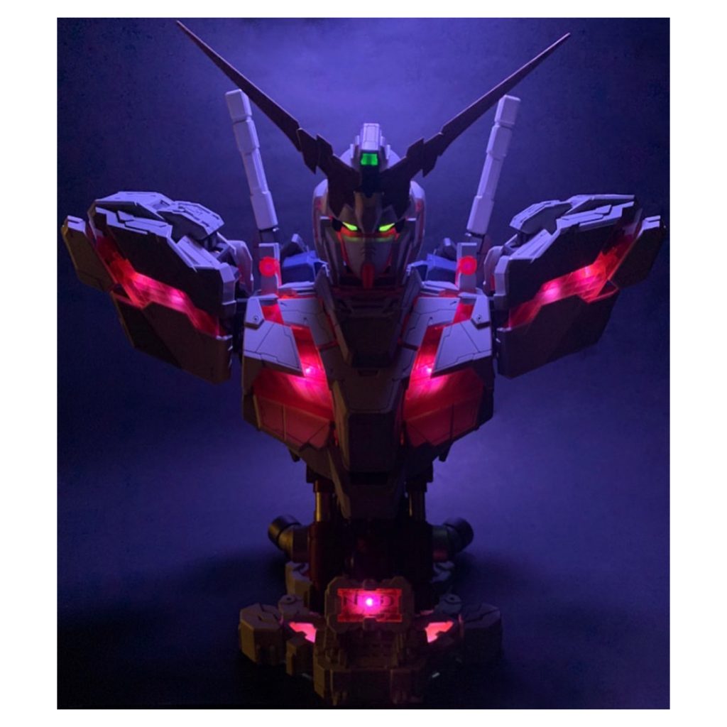 サイコフレームのライトアップ効果を際立たせるドラマティックなライティング。照明キットは塗装後にモデルと同時に組み立てるのが大変でした。Dramatic lighting to show off the light up effect of the psycho frame. Lighting kit was difficult to put together at the same time as the model after painting.