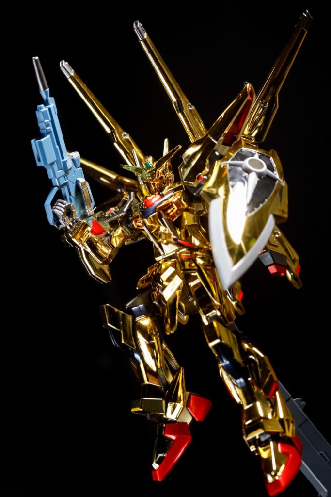 まあまずは何といってもシールドですね…先に白い部分をラッカー系で塗った後マスキングをして黒い部分はエナメルの黒でエアブラシ塗装…ところがエナメル溶剤で拭き取りしてる間に塗装したところを剥がしてしまって筆塗りで補修してたらなんだか汚い仕上がりに…😭