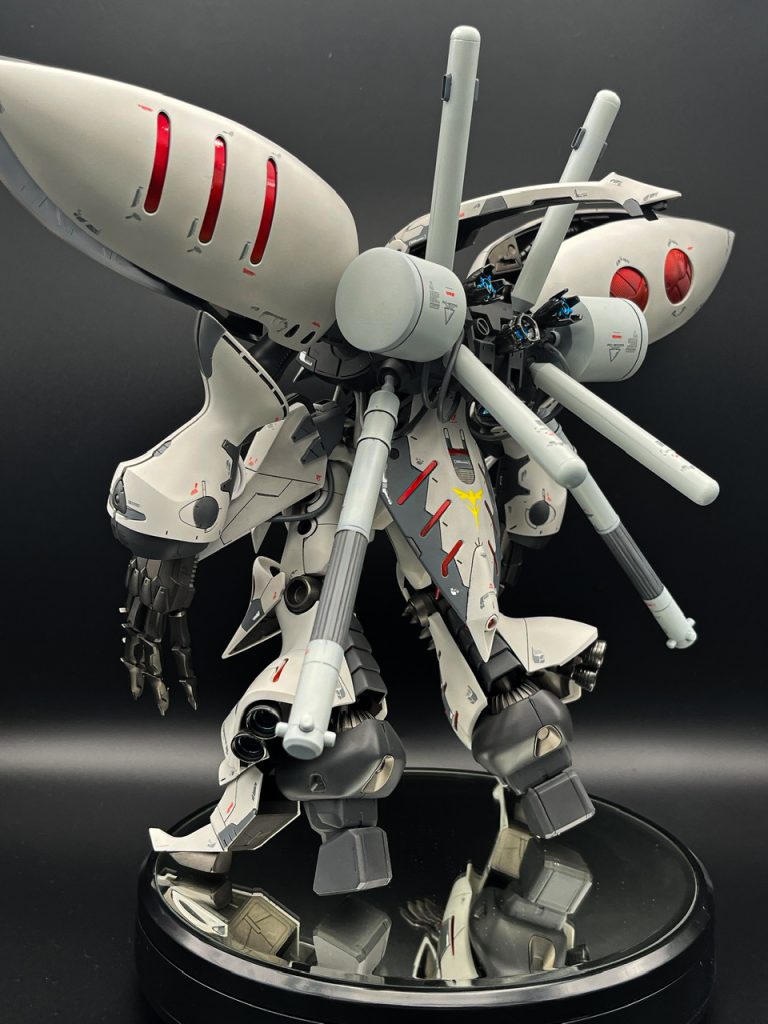 ▲背面からバックパックは適当なジャンクにバーニアとプロペラントタンク、ケーブル等を接続しました。バランス悪し。