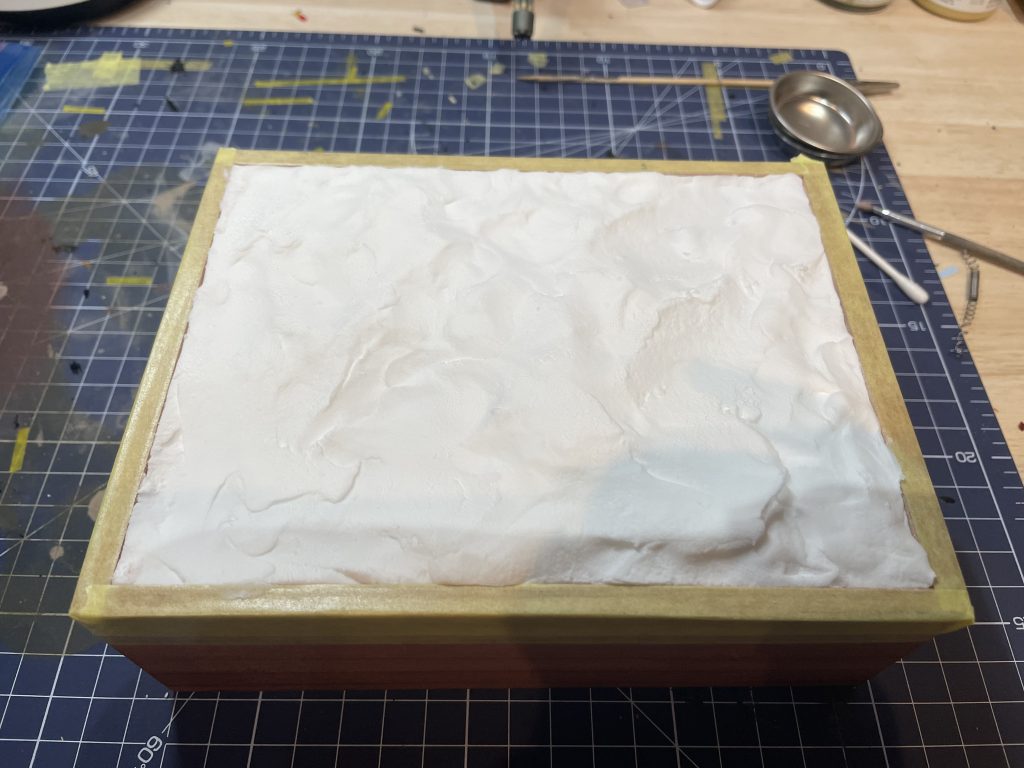 紙粘土と百均で購入した箱をつかって、展示用に砂漠のヴィネット的なものを制作しました。