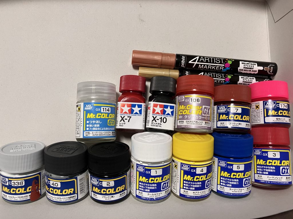 今回使用した塗料はラッカーメインで、ラッカーは全てクレオスです白　ジャーマングレー→クールホワイトグレー　ジャーマングレー→ライトグレーフレーム　ジャーマングレー赤　ブラウン→白→クリアレッド→ディープクリアレッド青　ブラック+スージーブルー→スージーブルー+クールホワイト黄色　キアライエロー+ハーマンレッド→キアライエロー+クリアオレンジバーニア　シルバー(外)  タミヤエナメル　レッド(内) ゴールド(基部)肩ダクト等　タミヤエナメル　ガンメタルバルカン　4アーティストマーカー　ゴールド肘関節部等　4アーティストマーカー　カッパーサーベル　蛍光ピンク→蛍光ピンク+クールホワイトセンサー部　シルバー→クリアレッドトップコート　スーパースムースクリアー(つや消し)