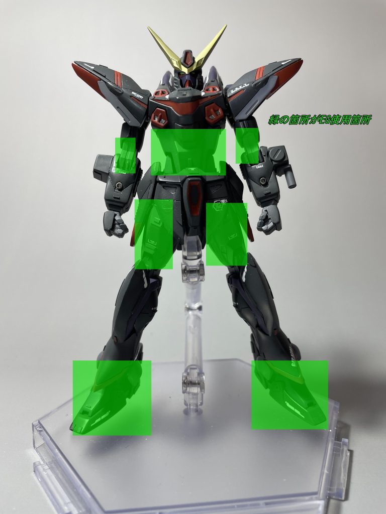 緑はEG使用箇所デュエルやバスターと違いEGストライクと形状が違いすぎて全然流用できませんでした。ほかにも胴体や腰、肩はEGで外側だけHGを使っています。うまいことHGの胴体くりぬいて、関節仕込むのに苦労しました。