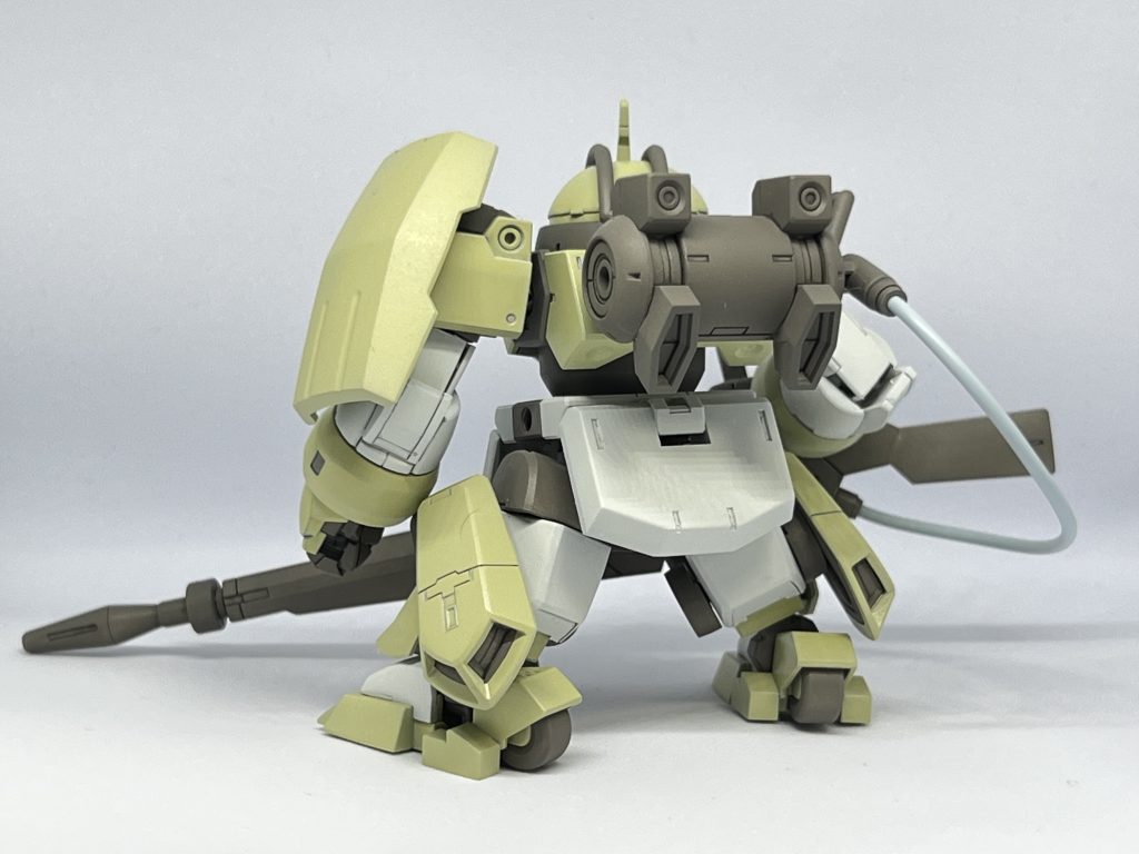 背面。バックパックやシールドなど、見栄がいいパーツはそのままです。