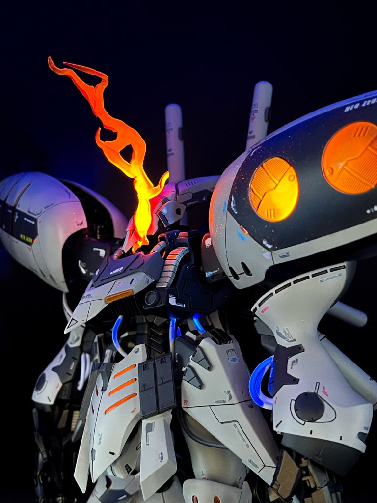 ▲眼光エフェクト。武器を持たない分、目を引くようなインパクトが1つ欲しくて自作しました。透明プラ板を切り出して直火で変形させた後、蛍光レッド＋オレンジとレッドでクリア塗装しています。涙を流せるのは左目だけ。