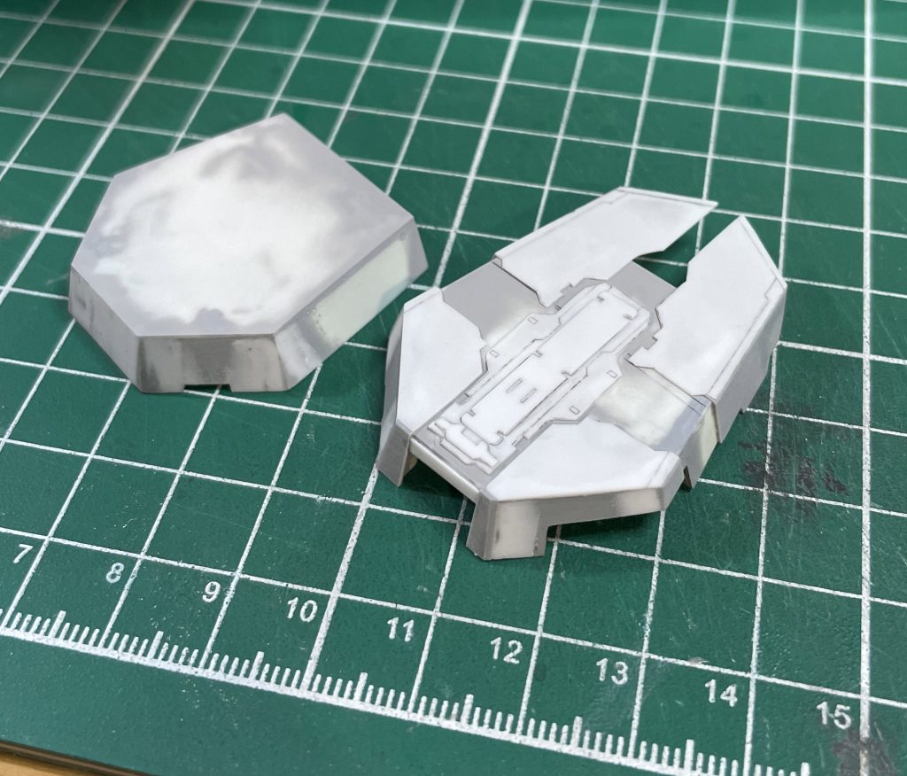 膝カバーは丸みが嫌だったのでパテとプラ板で埋めて上からプラ板を貼り付け