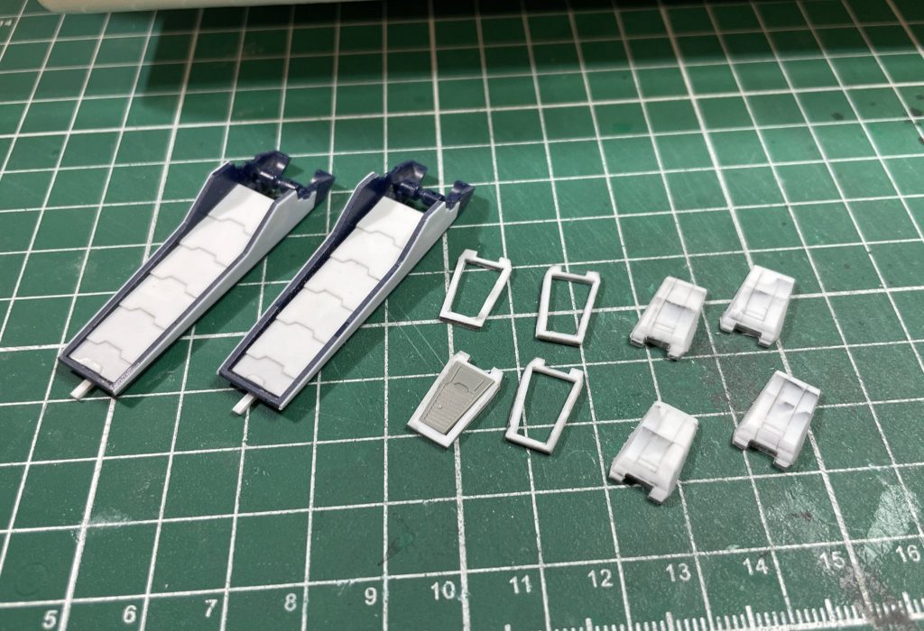 スラスターカバーは0.5mmのプラ板7枚で作成なぜ１ｍｍプラ板を使用しなかったのか・・・（謎